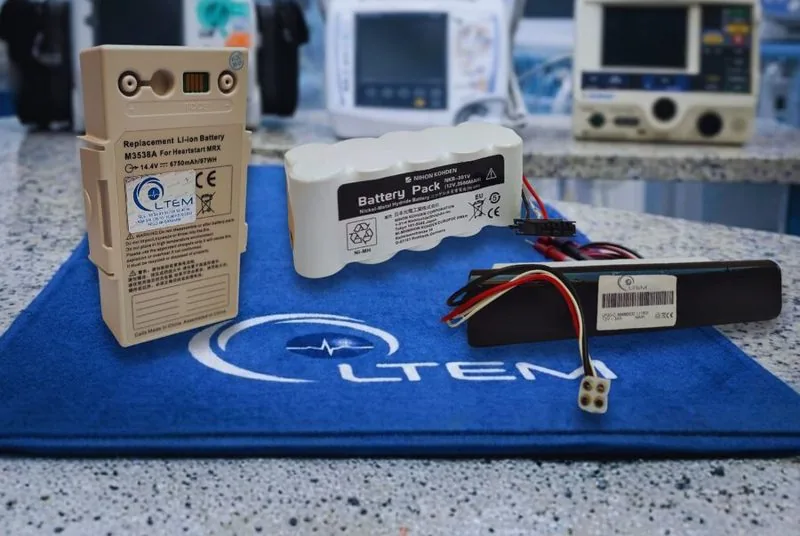 Baterías para equipo médico sobre el tapete de LTEM, foto real